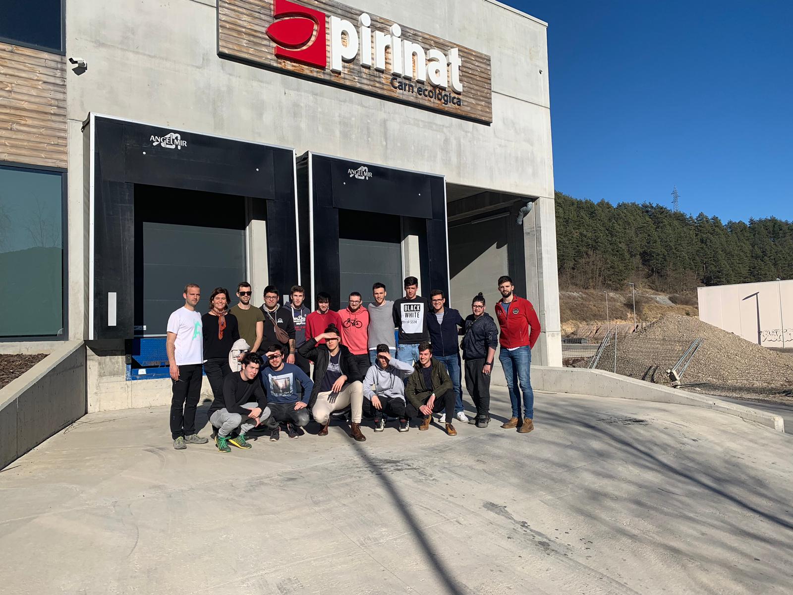 Alumnos de l'Escola del Treball del Ripollès visitan Pirinat para conocer su proyecto emprendedor